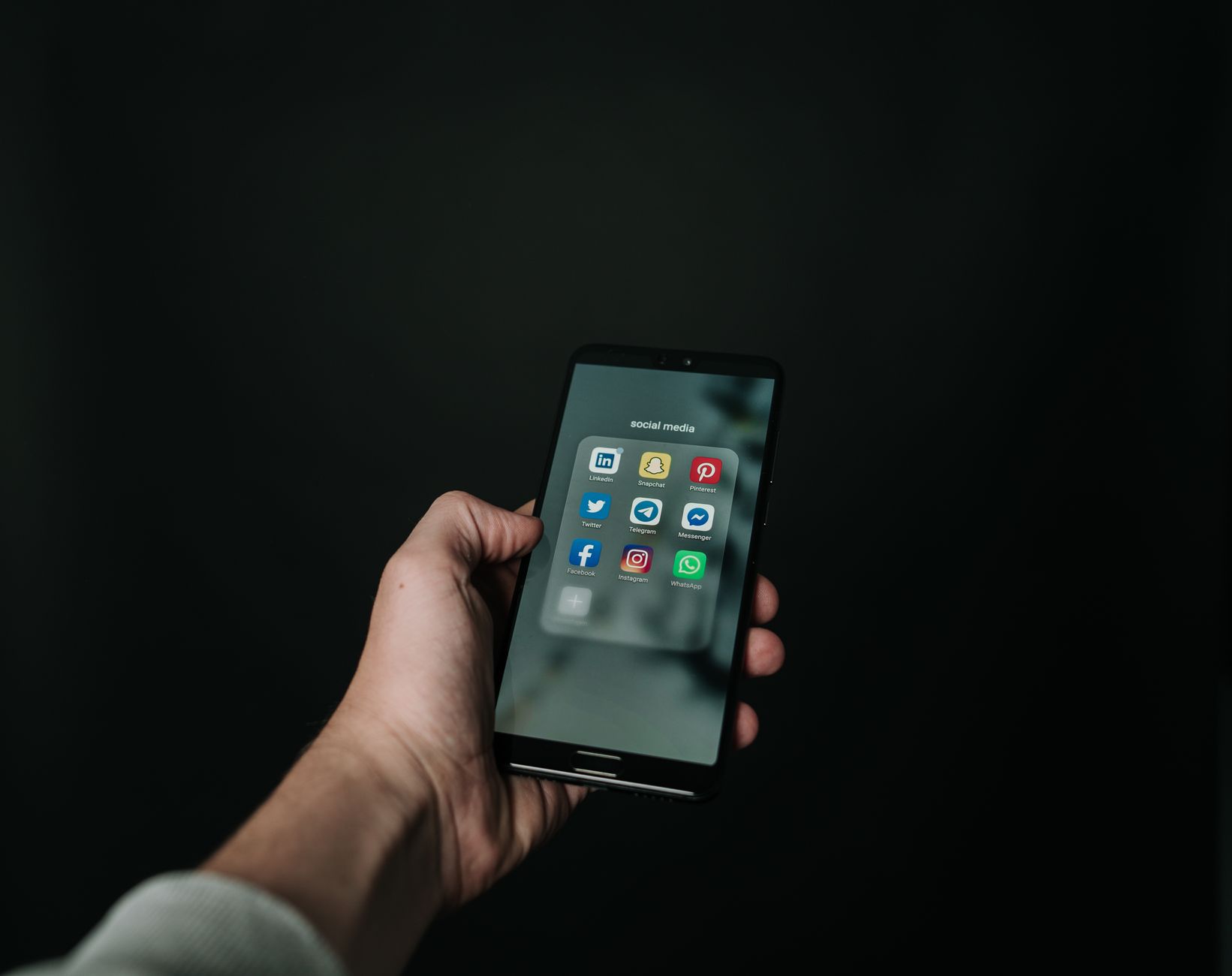 Comparaison LinkedIn Instagram pour stratégie B2B choix du réseau social optimal