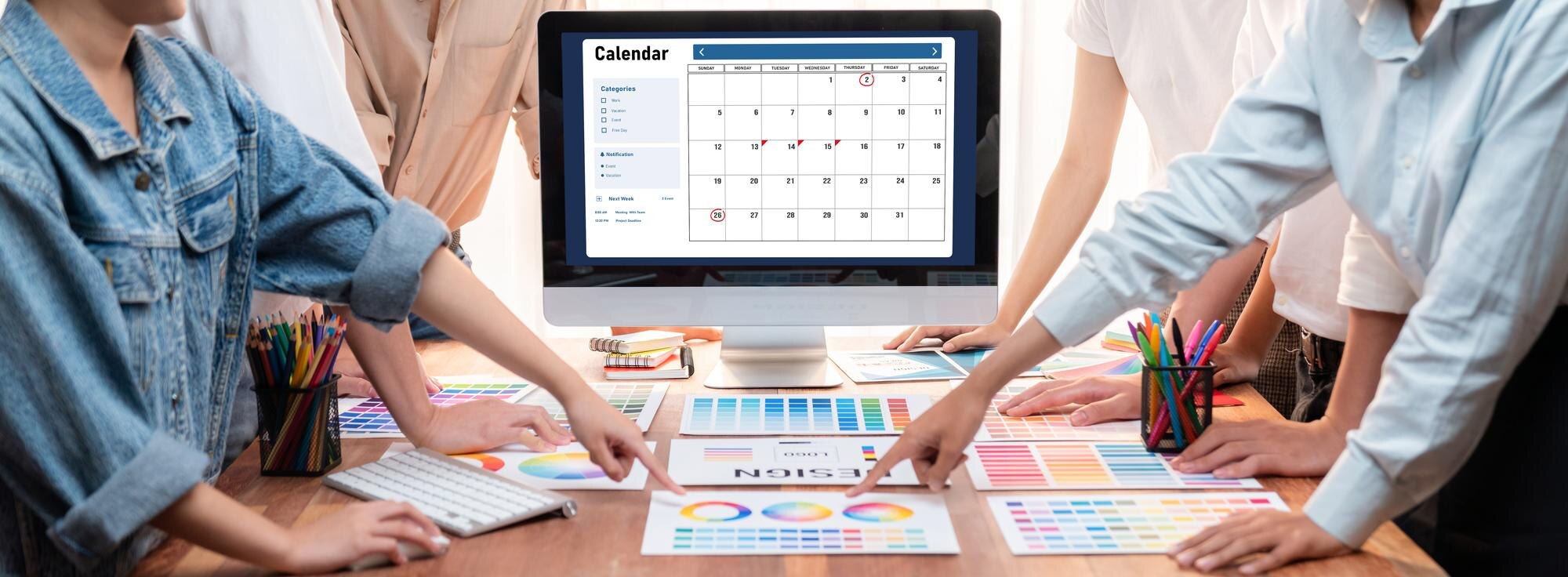 Personne planifiant un calendrier éditorial sur un ordinateur portable dans un bureau moderne