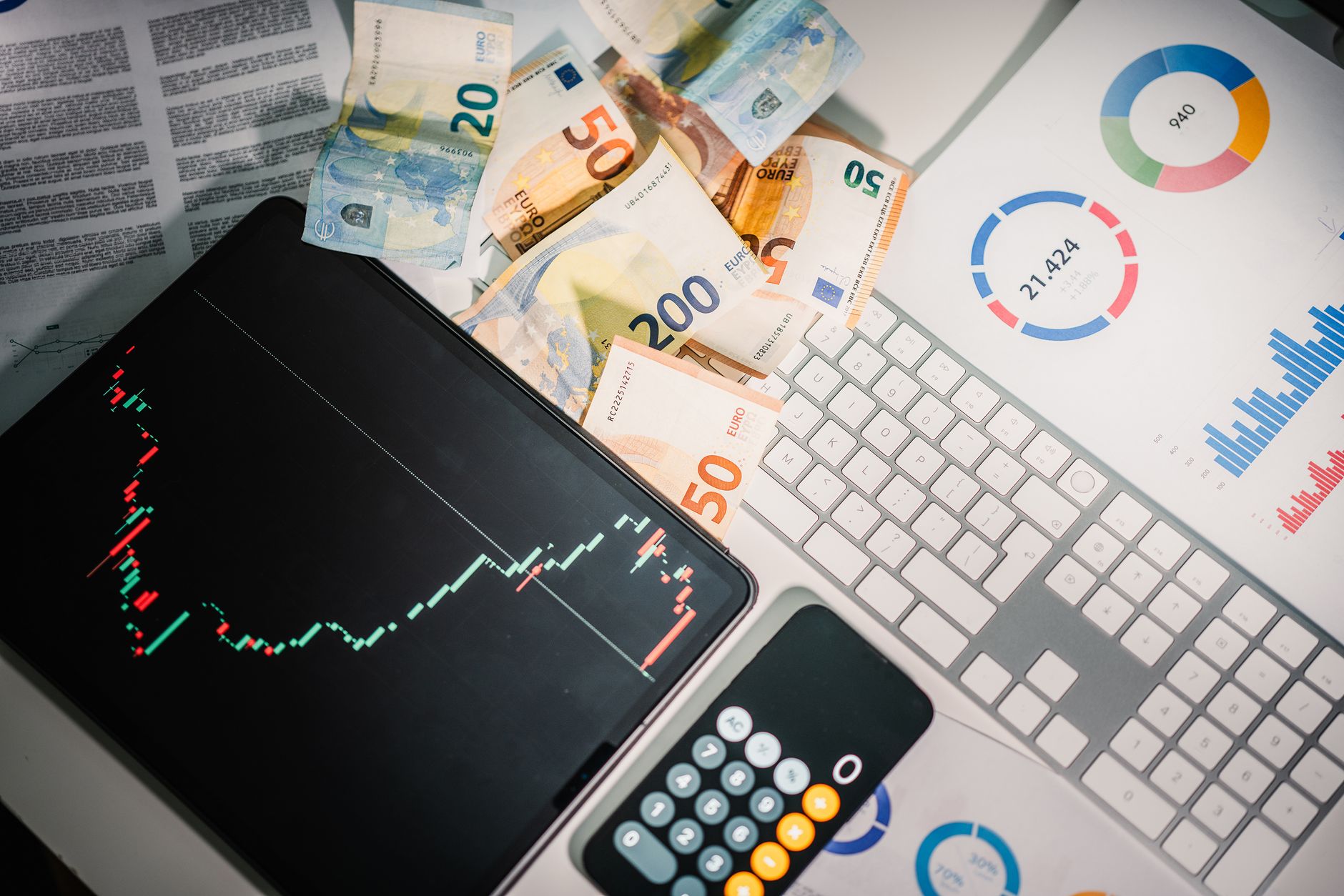 Dirigeant de PME planifiant stratégie marketing digital pour optimiser gestion du temps et investissements