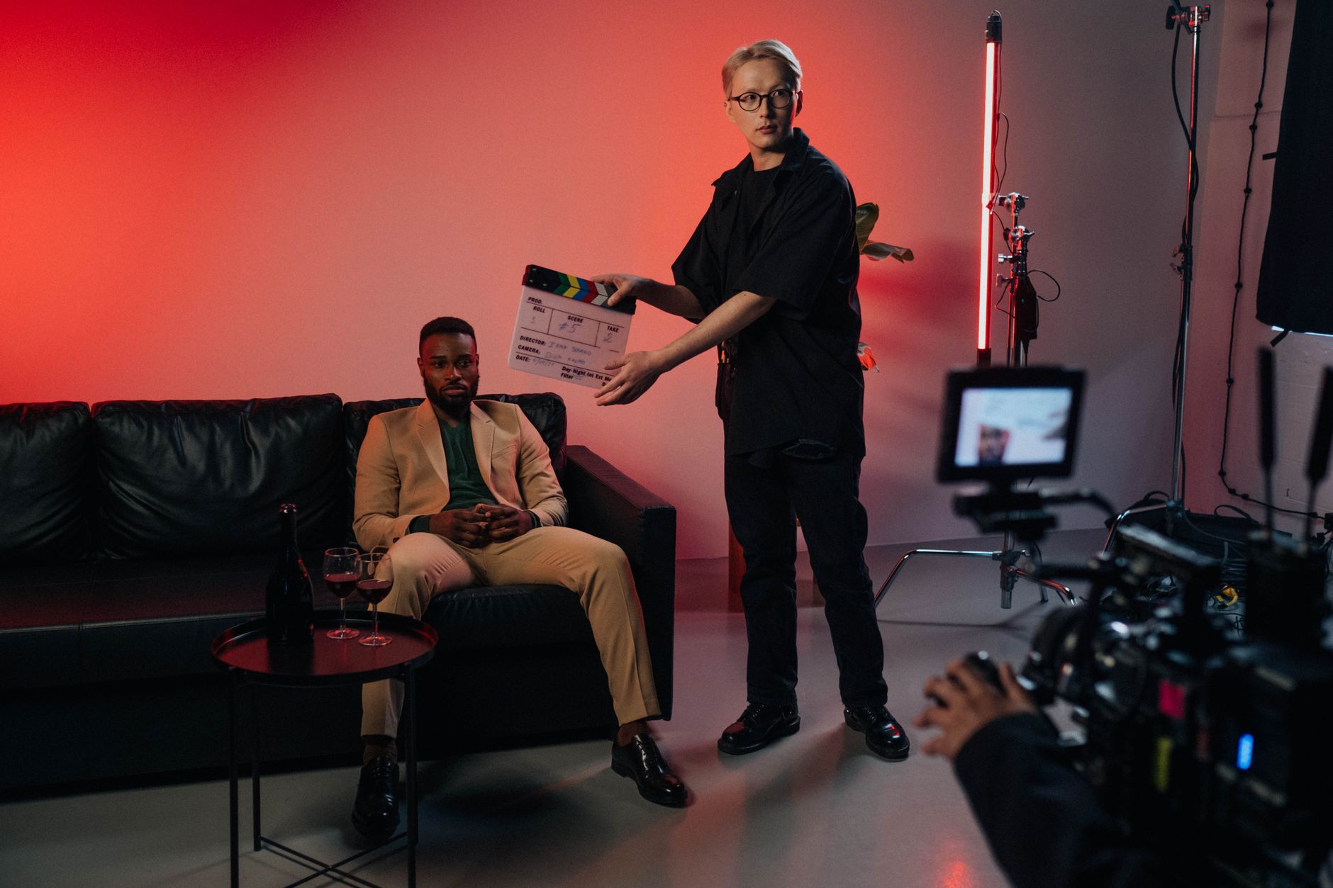 Image montrant une équipe B2B collaborant en coulisses pour créer du contenu vidéo transparent et engageant