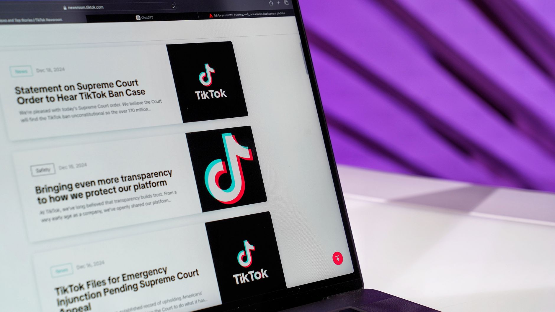 Jeune femme d'affaires utilisant TikTok pour promouvoir son entreprise B2B et relever les défis du marketing numérique