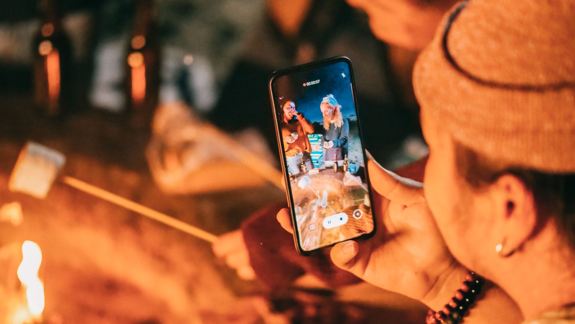 Jeune femme regardant une vidéo sur smartphone en format vertical sur un réseau social