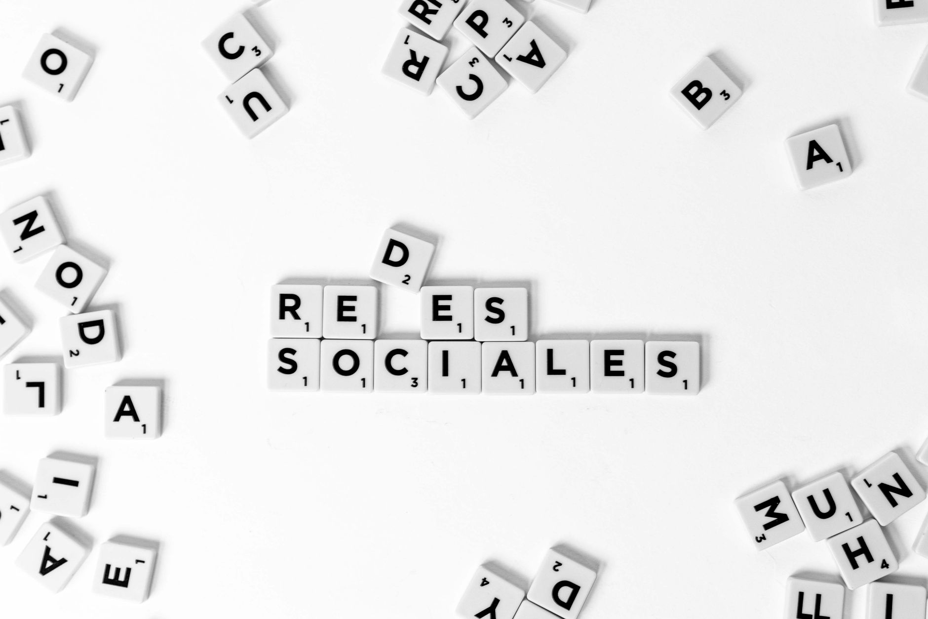 Personne utilisant un ordinateur pour surveiller et gérer son e-réputation sur les réseaux sociaux et les critiques en ligne
