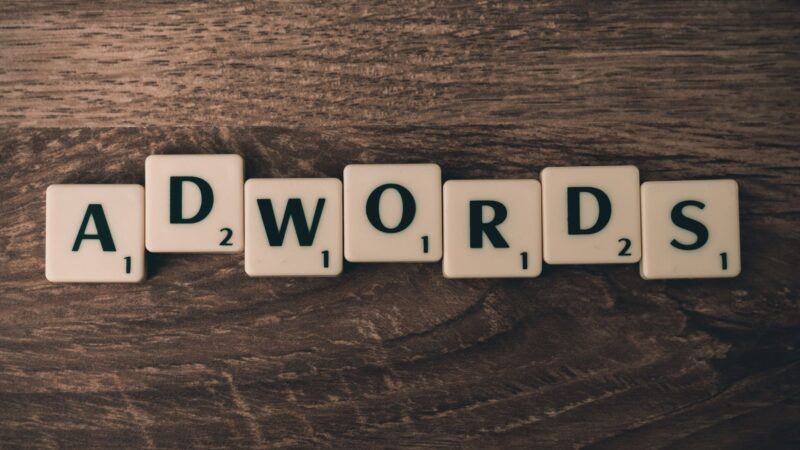 Comparaison entre publicité et SEO pour définir l'ordre optimal dans une stratégie marketing efficace