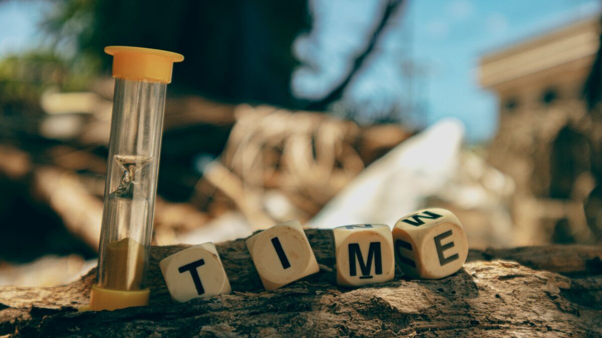 Dirigeant TPE optimisant son temps pour le marketing digital avec efficacité
