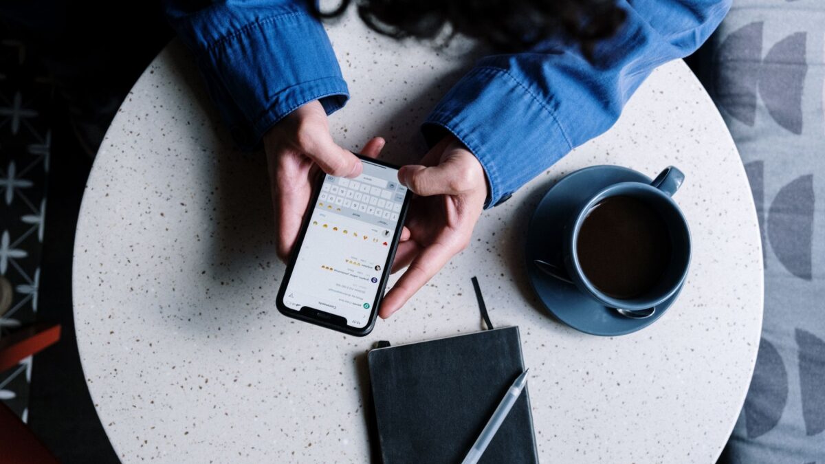 Client satisfait partageant son avis sur les réseaux sociaux pour créer du contenu engageant et authentique