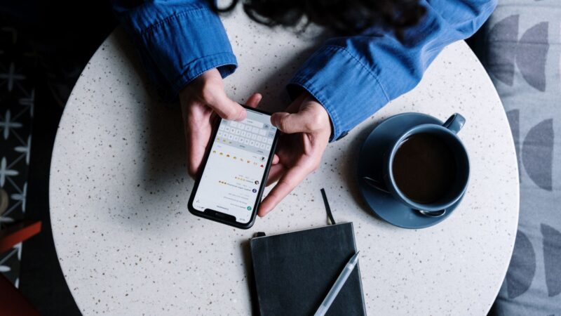 Client satisfait partageant son avis sur les réseaux sociaux pour créer du contenu engageant et authentique