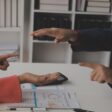 Consultant en vente B2B discutant solutions personnalisées avec un client pour résoudre des problèmes d'entreprise