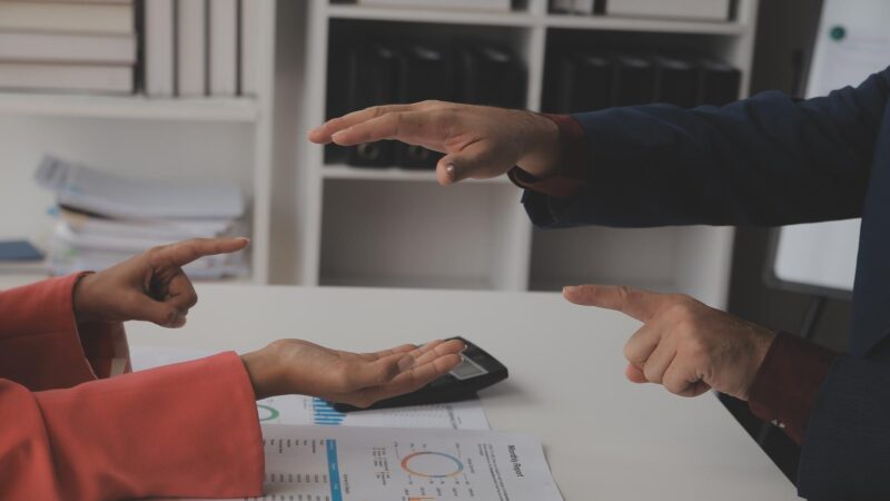 Consultant en vente B2B discutant solutions personnalisées avec un client pour résoudre des problèmes d'entreprise