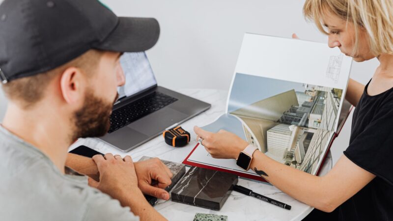 Architecte travaillant sur des plans, illustrant la visibilité sans bouche-à-oreille et le marketing en architecture